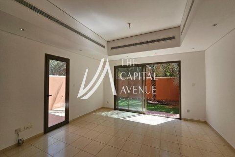 Villa de 4 dormitorios en Abu Dhabi Gate City, UAE No. 86778 10