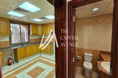 Villa de 4 dormitorios en Abu Dhabi Gate City, UAE No. 86778 14