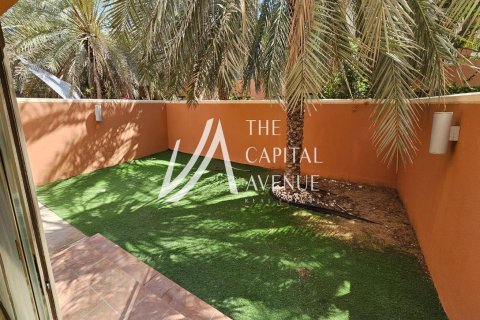 Villa de 4 dormitorios en Abu Dhabi Gate City, UAE No. 86778 3