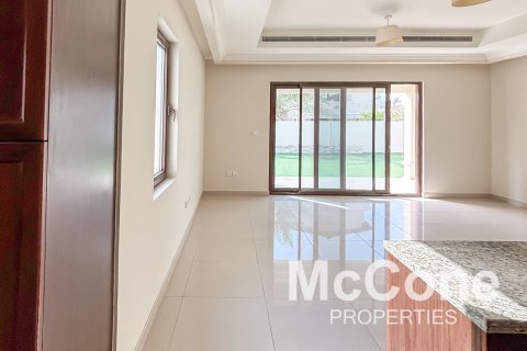 Villa de 6 dormitorios en Rosa, UAE No. 74179 7