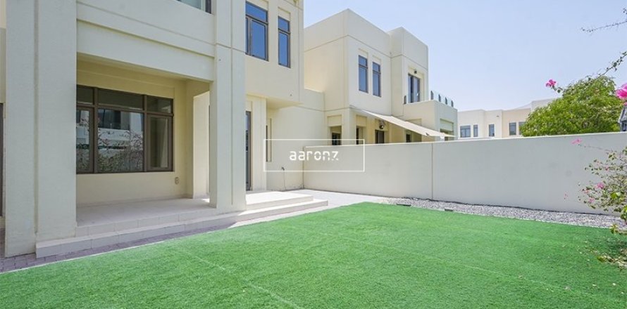 Villa de 3 dormitorios en Dubai, UAE No. 102344