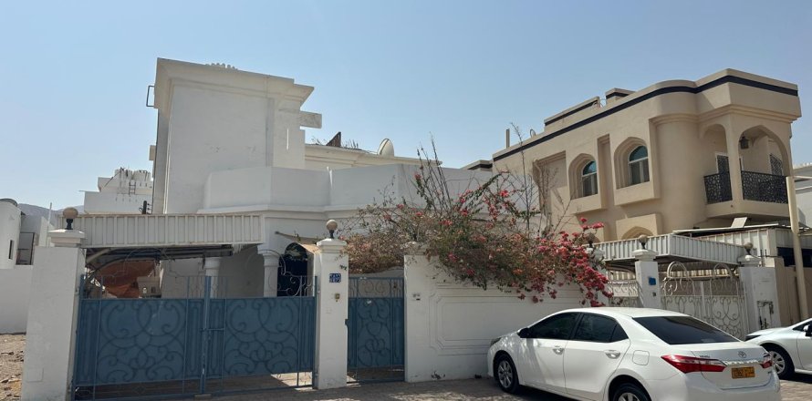 Villa de 2 dormitorios en Al Khuwair, Oman No. 105031