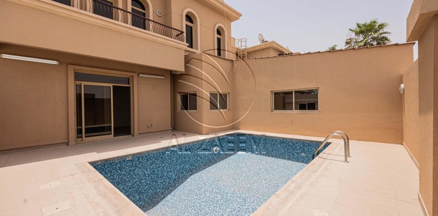 Villa de 4 dormitorios en Abu Dhabi, UAE No. 90190