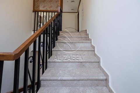 Villa de 4 dormitorios en Abu Dhabi, UAE No. 90190 22