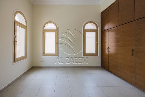 Villa de 4 dormitorios en Abu Dhabi, UAE No. 90190 5