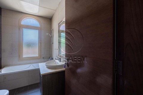 Villa de 4 dormitorios en Abu Dhabi, UAE No. 90190 14