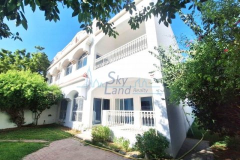 Villa de 4 dormitorios en Umm Suqeim, UAE No. 72355 1