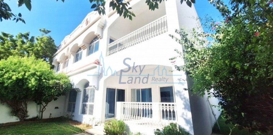 Villa de 4 dormitorios en Umm Suqeim, UAE No. 72355