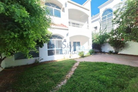 Villa de 4 dormitorios en Umm Suqeim, UAE No. 72355 2