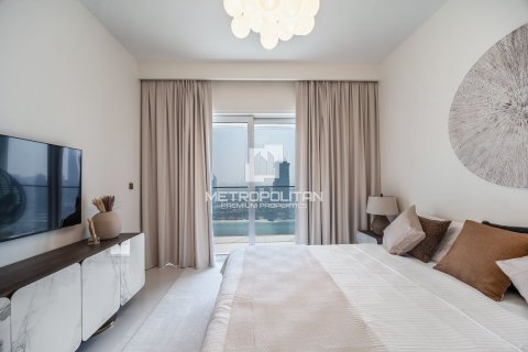 Квартира с 2 спальнями в EMAAR Beachfront, ОАЭ №62136 25