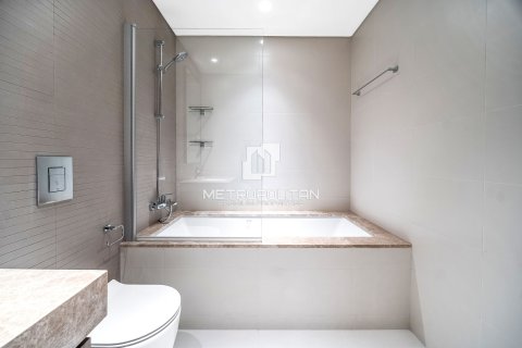 Квартира с 2 спальнями в EMAAR Beachfront, ОАЭ №62136 17