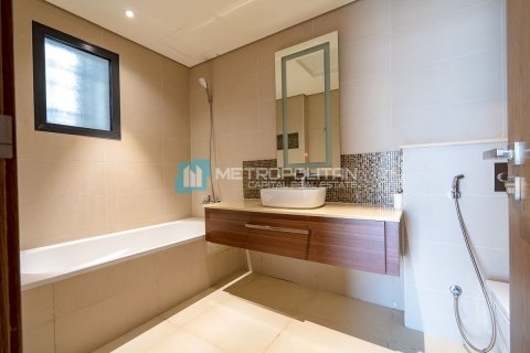 Commercial property de 5 dormitorios en  Yas Island, UAE No. 79995 25