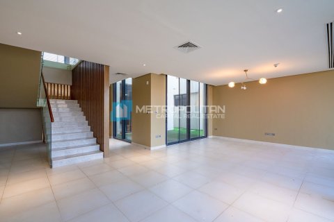 Commercial property de 5 dormitorios en  Yas Island, UAE No. 79995 6