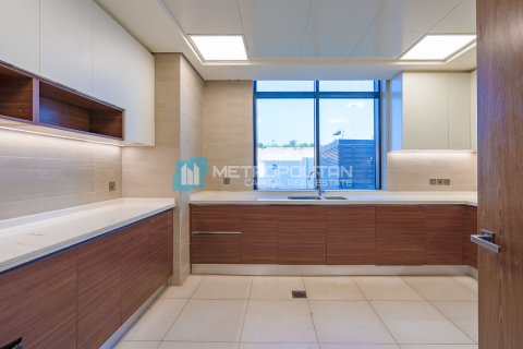 Commercial property de 5 dormitorios en  Yas Island, UAE No. 79995 11