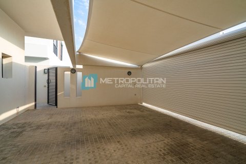 Commercial property de 5 dormitorios en  Yas Island, UAE No. 79995 4