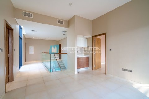 Commercial property de 5 dormitorios en  Yas Island, UAE No. 79995 22
