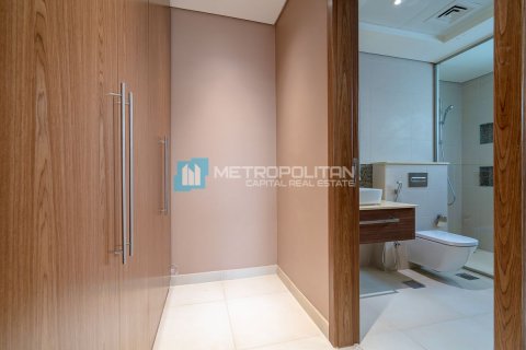 Commercial property de 5 dormitorios en  Yas Island, UAE No. 79995 17