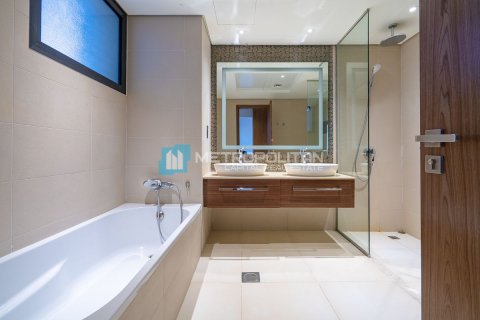 Commercial property de 5 dormitorios en  Yas Island, UAE No. 79995 10