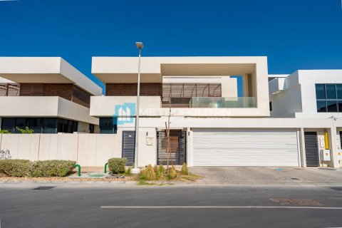 Commercial property de 5 dormitorios en  Yas Island, UAE No. 79995 2