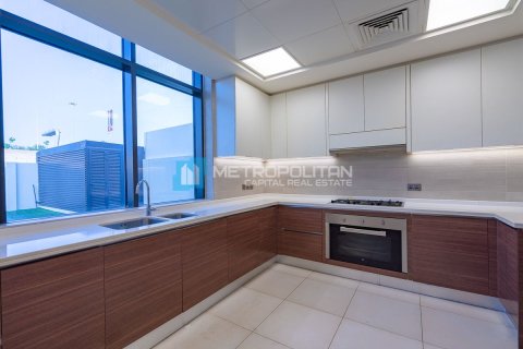 Commercial property de 5 dormitorios en  Yas Island, UAE No. 79995 7