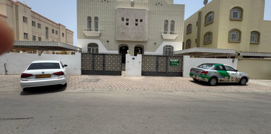 Villa de 5 dormitorios en Muscat, Oman No. 98879
