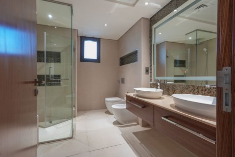 Commercial property de 5 dormitorios en  Yas Island, UAE No. 79888 16