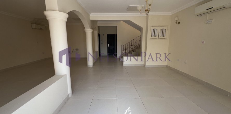 5 bedrooms Villa in Doha, Qatar No. 61006