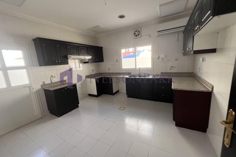 5 bedrooms Villa in Doha, Qatar No. 61006 10