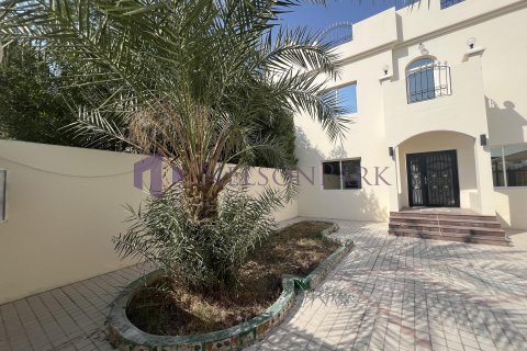 5 bedrooms Villa in Doha, Qatar No. 61006 9