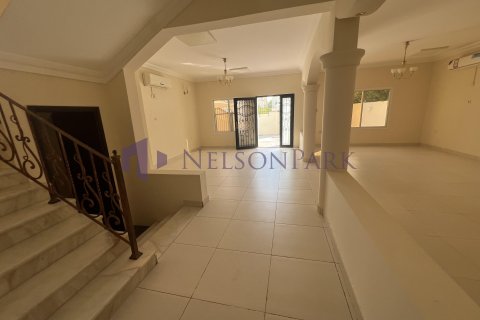 5 bedrooms Villa in Doha, Qatar No. 61006 4