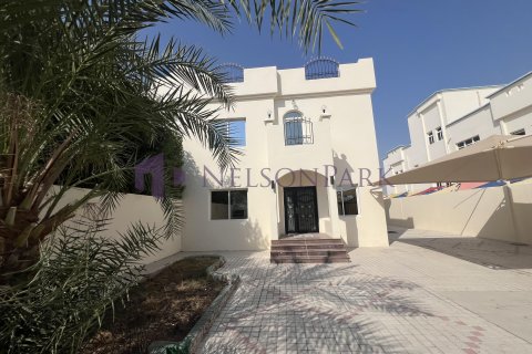 5 bedrooms Villa in Doha, Qatar No. 61006 8