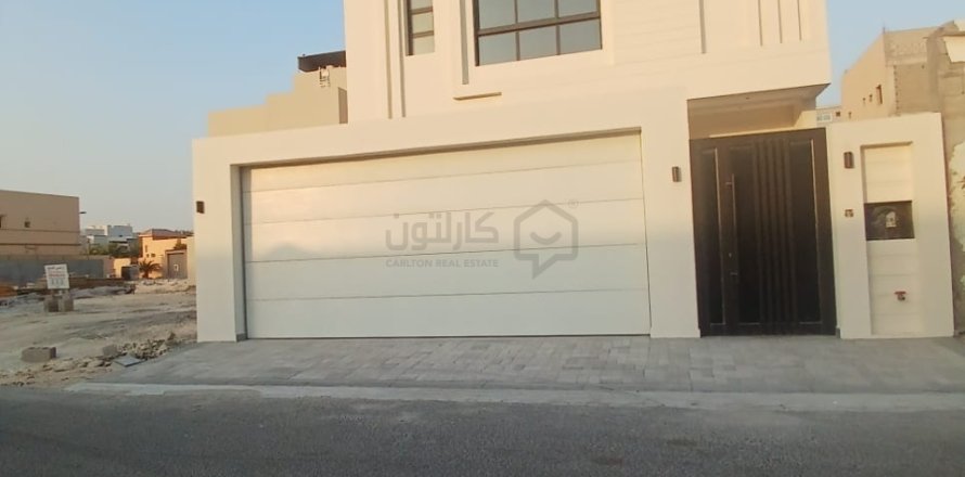 Villa de 4 chambres à Hamad Town, Bahrain No. 107057