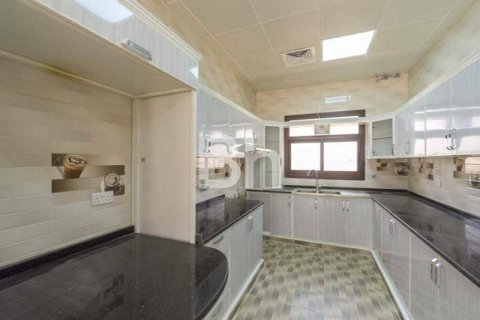 Вилла с 10 спальнями в Халифа-Сити, ОАЭ №63157 7