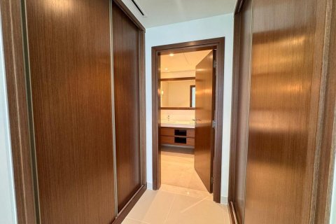 Apartment de 3 dormitorios en EMAAR Beachfront, UAE No. 90758 8
