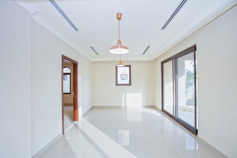 Villa de 4 dormitorios en Rasha, UAE No. 76378 6